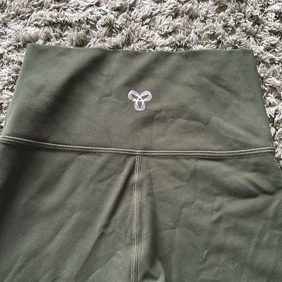 Aritzia TNA butter biker shorts 7’ - Picture 3 of 4